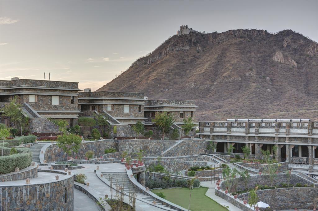 Ramada Udaipur Resort & Spa Buitenkant foto