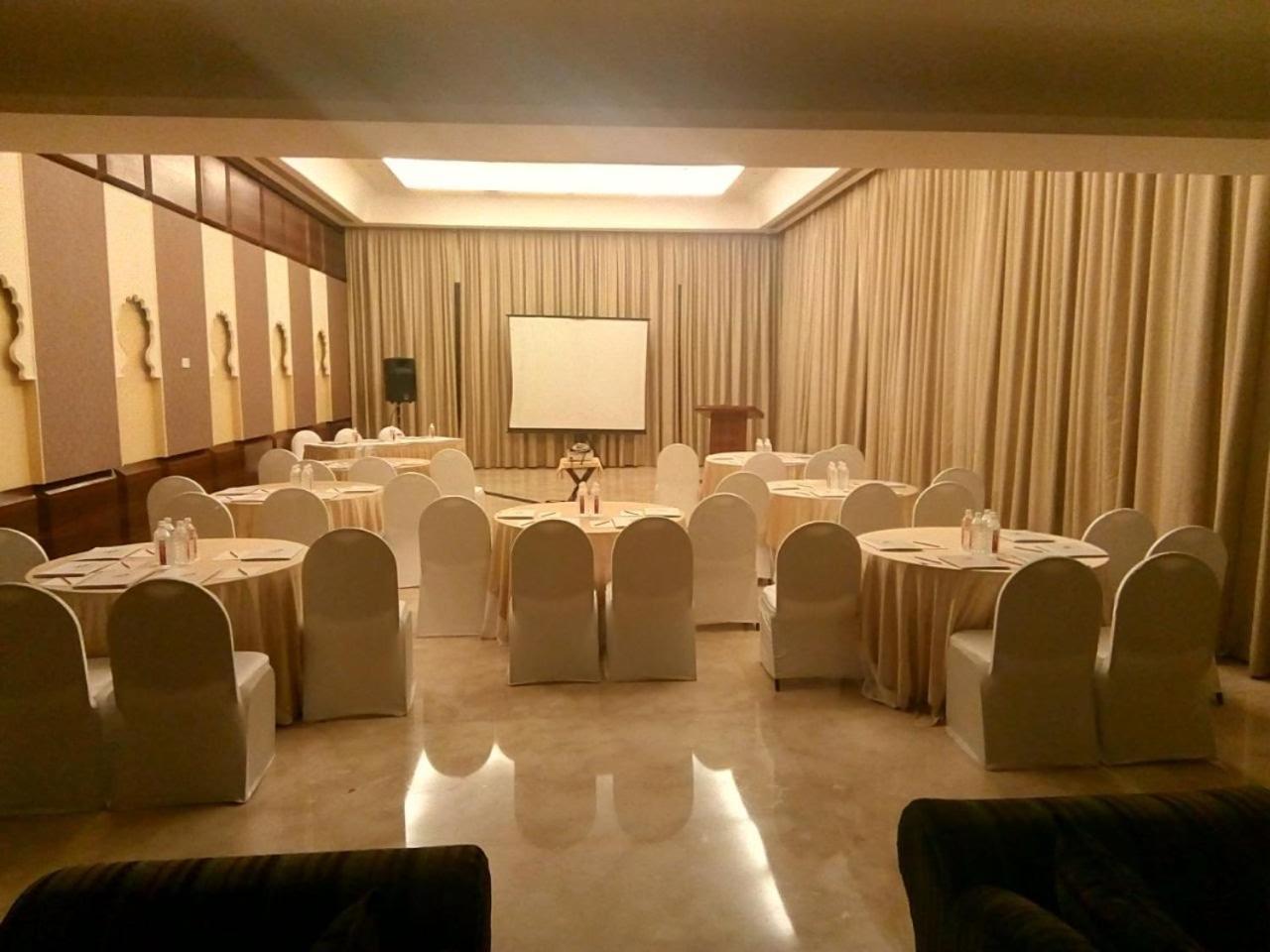 Ramada Udaipur Resort & Spa Buitenkant foto