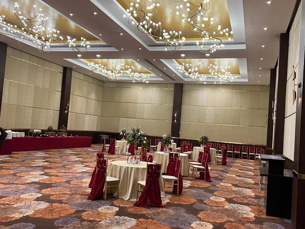Ramada Udaipur Resort & Spa Buitenkant foto