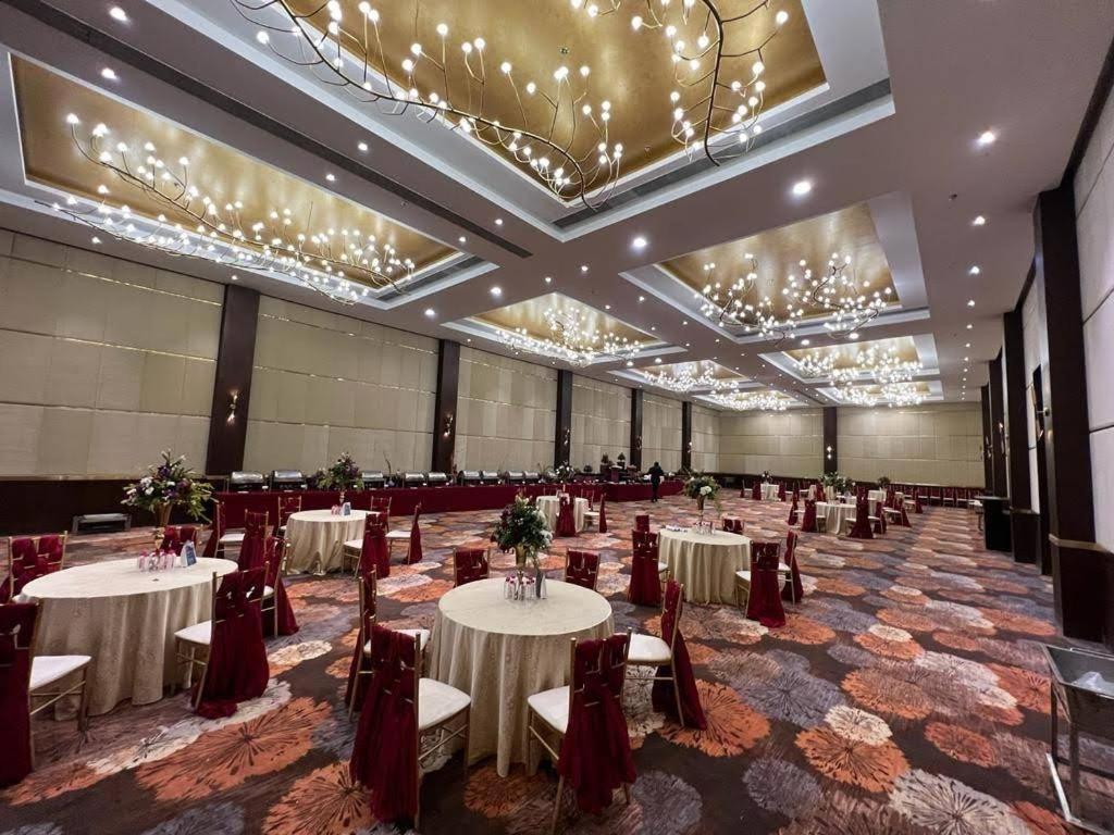 Ramada Udaipur Resort & Spa Buitenkant foto